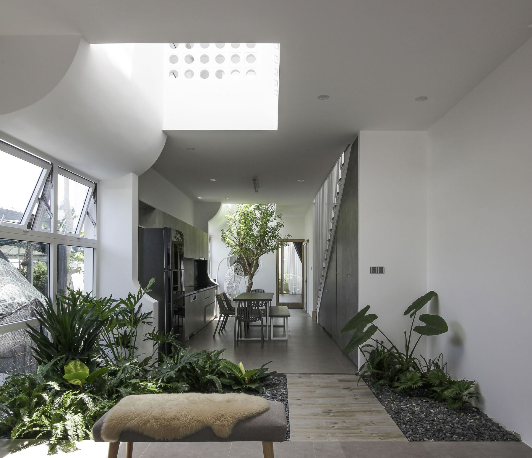 the role of inner garden in minimalist housing in a high 0